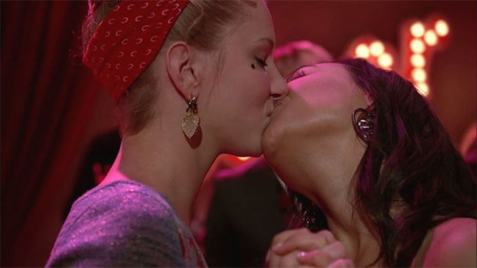 1 gallery kissing lesbian
