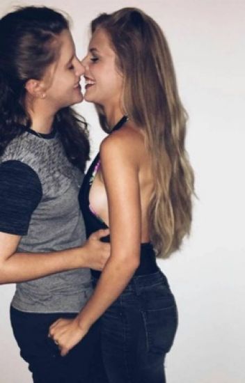 Celebrities lesbian kiss