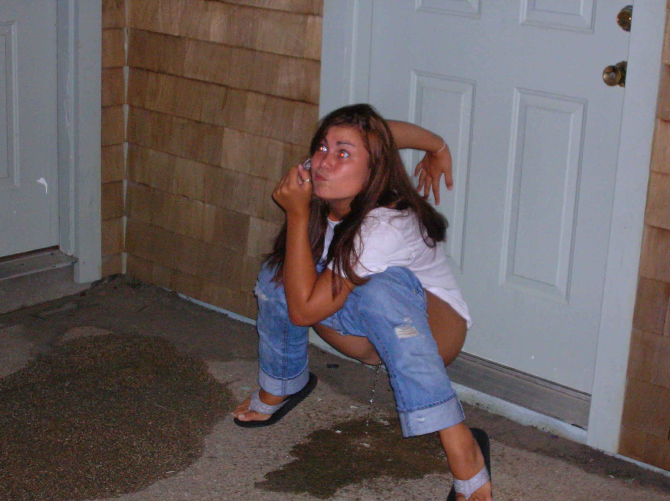 Girl caught peeing pictures